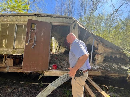 Lieutenant Jason Morgan with the Caddo Parish Sheriff’s Office showing our reporting team how the old crime scene looks currently in 2025.